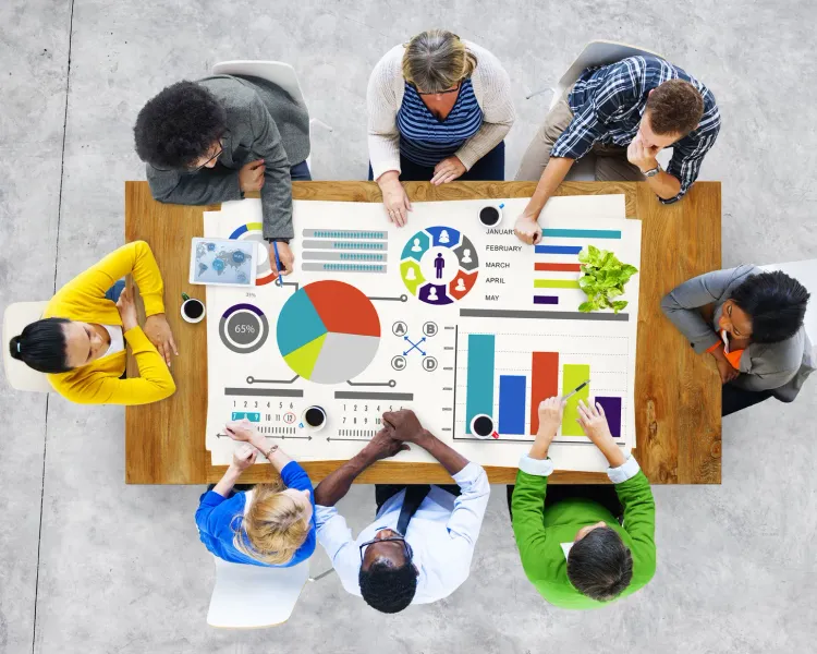 Persone che ragionano insieme intorno ad un tavolo, mettendo insiem le proprie competenze analogiche