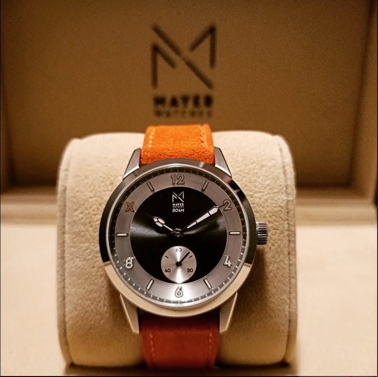 Il modello 804M di Mayer Watches