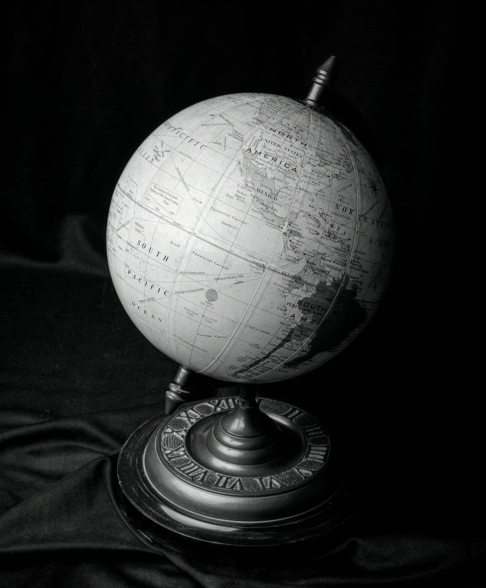 Il mondo tra le mani: come nascevano i mappamondi artigianali (e perché ci riguardano ancora)